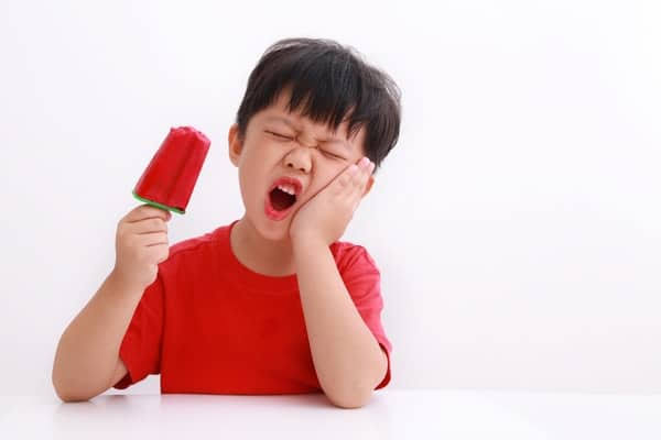 Children’s tooth sensitivity, illustrative dental-care visual